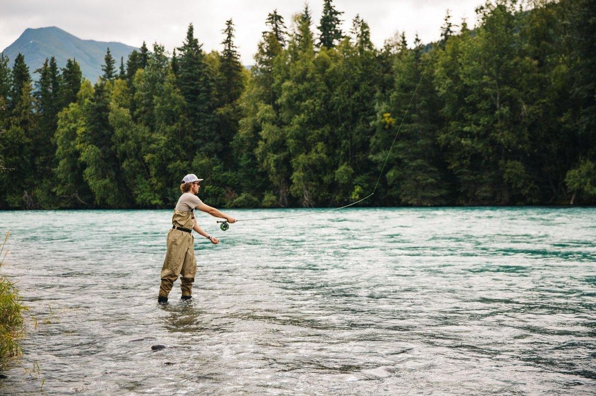 Pêche à la mouche sur une rivière propre en milieu naturel, idéale pour le fly fishing river bank.
