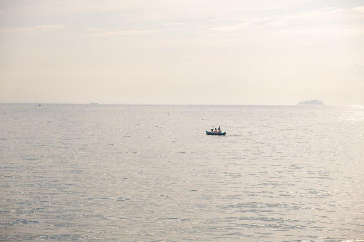 Pêche au flotteur en mer : un moment de sérénité au lever du soleil près des îles Prince.