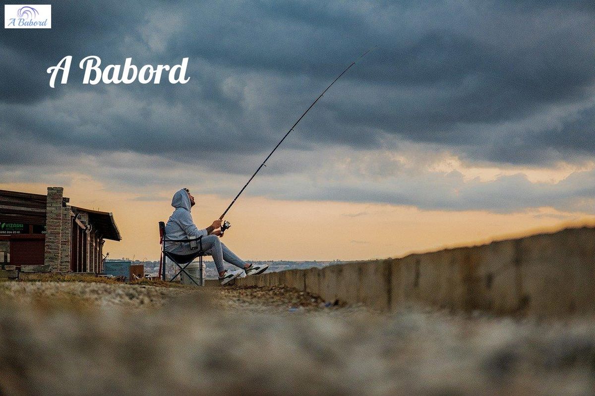 Pêche paisible au crépuscule, idéal pour perfectionner vos techniques à Saint-Lunaire.