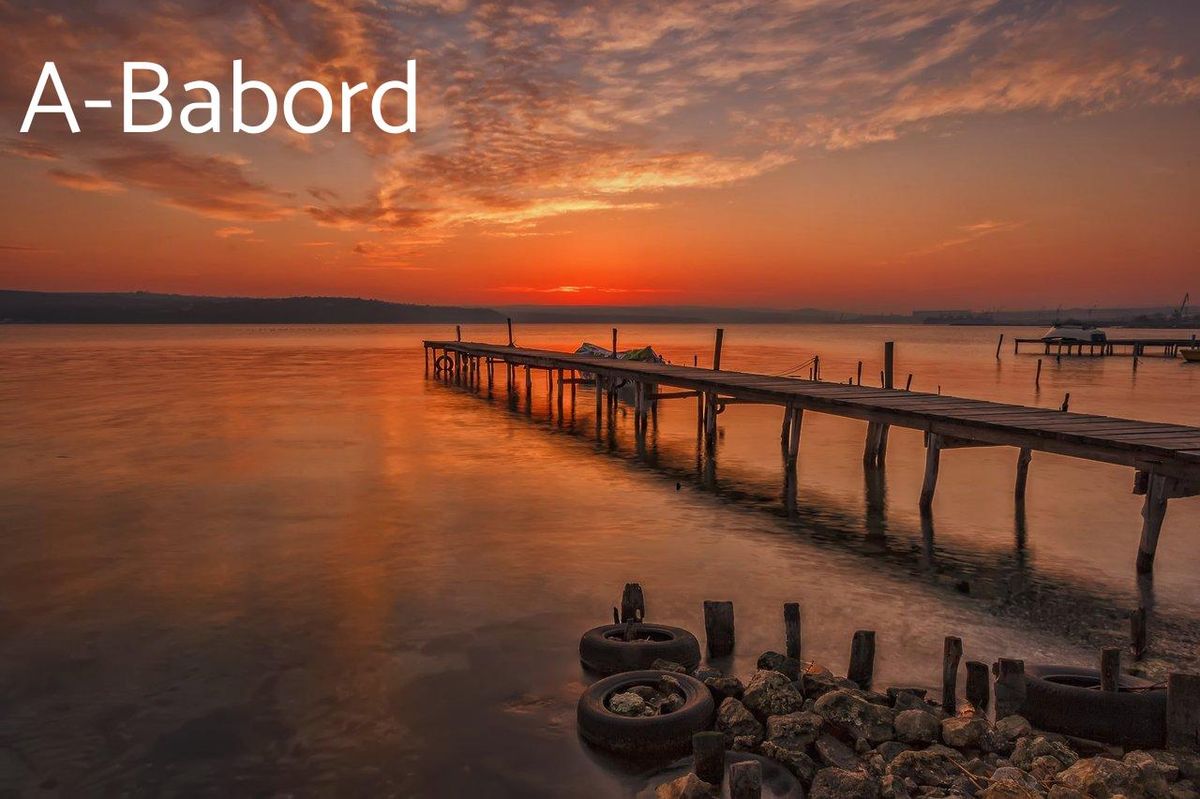 Pêcheur au lever du jour sur la jetée, prêt à explorer les poissons méditerranéens.