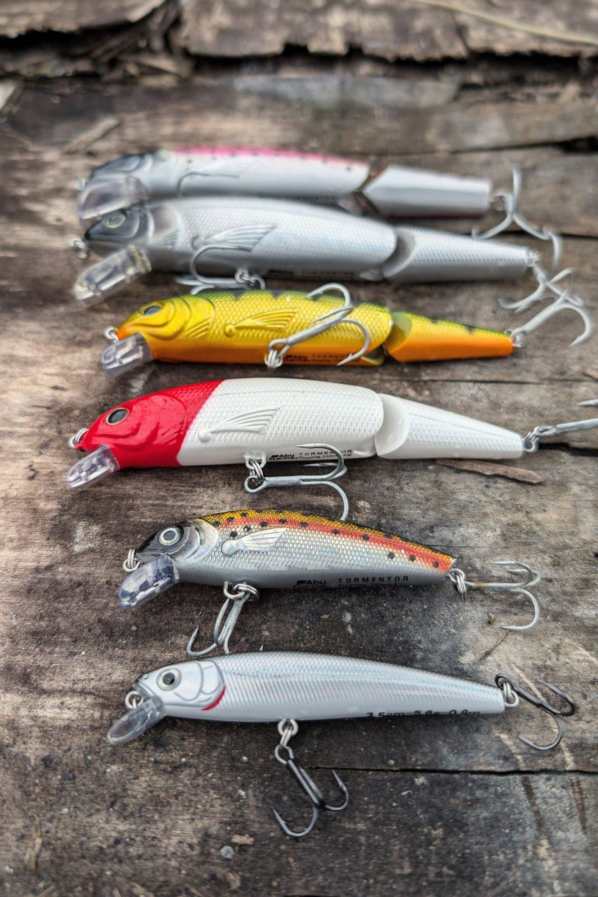 Pêcheur lançant un leurre souple lors d'une shore fishing lure cast en bord de mer au lever de marée.