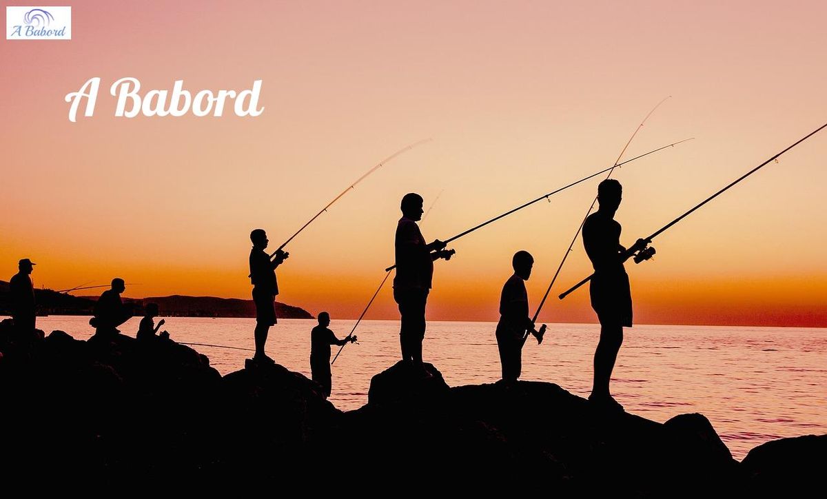 Pêcheurs au crépuscule, ambiance parfaite pour choisir son spot à Saint-Lunaire.