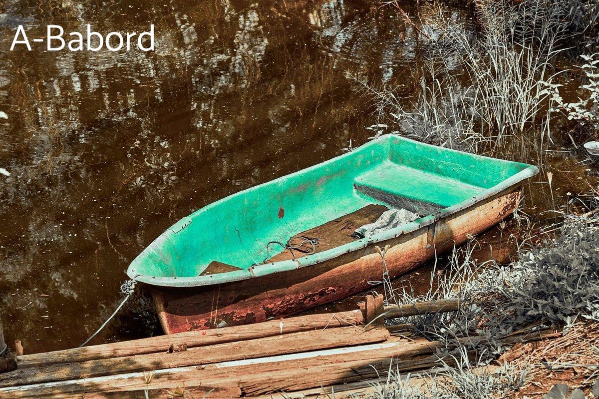 Petit bateau en bois, paisible sur l'eau, encourage une navigation harmonieuse et écologique.