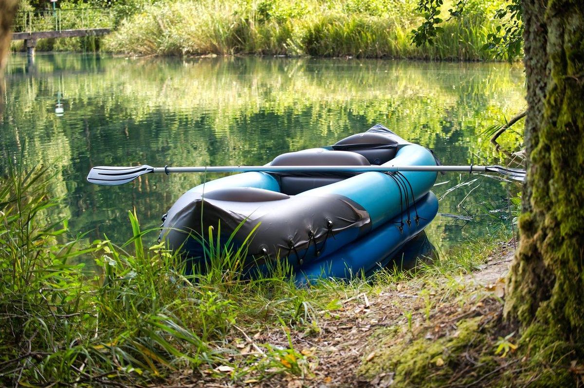 Présentation d'un float-tube comparison display pour choisir le meilleur équipement de pêche en eau douce.