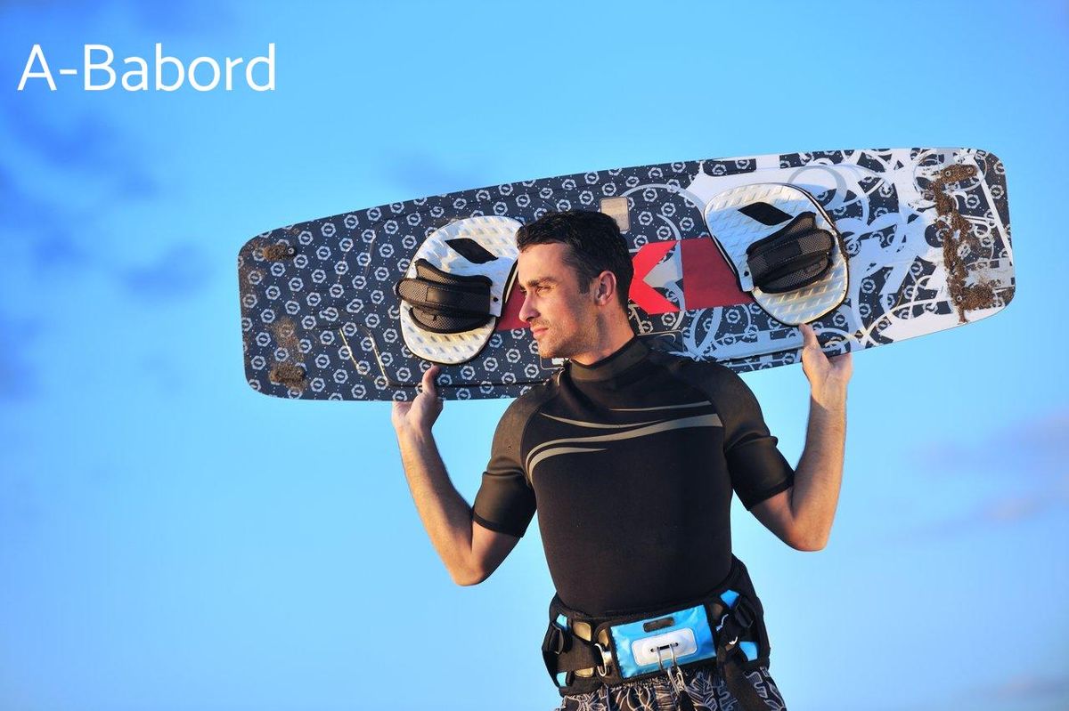 Prêt à affronter le vent, un wakeboardeur pose sous un ciel bleu clair.