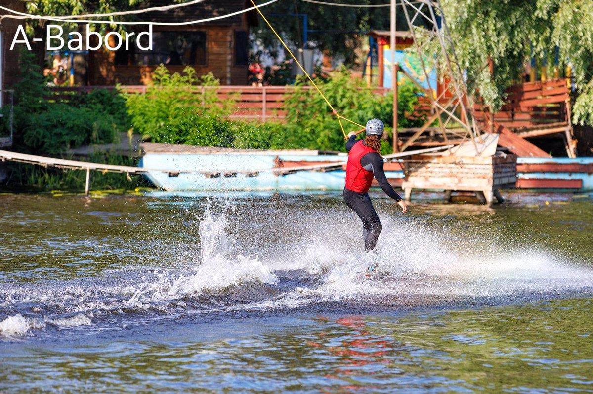 Ride sur l'eau : maîtriser le câble et les figures pour progresser en wakeboard.