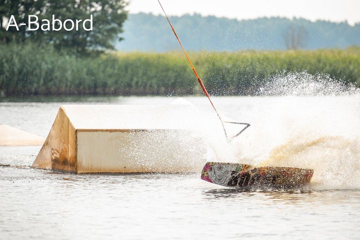 Saisir l'instant : améliorer chaque mouvement pour maîtriser les rampes en wakeboard.