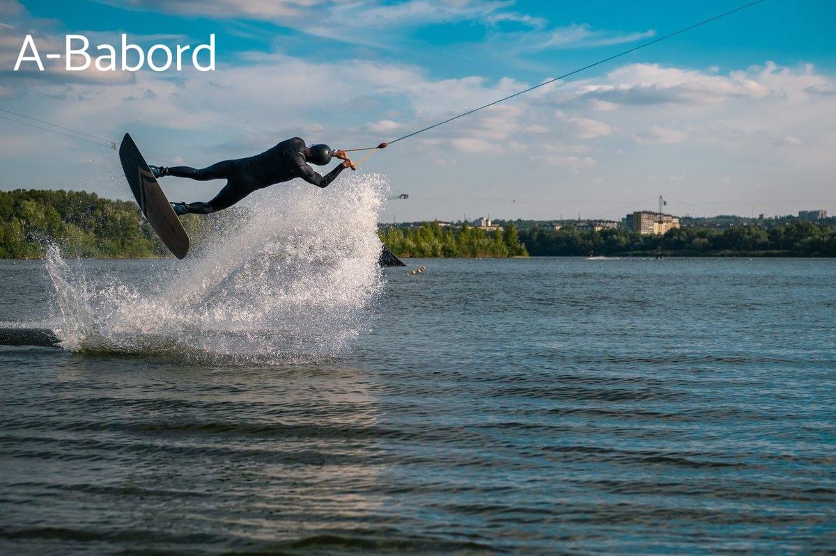 Saut en wakeboard sous un ciel radieux, capturez l'instant pour des souvenirs éternels.
