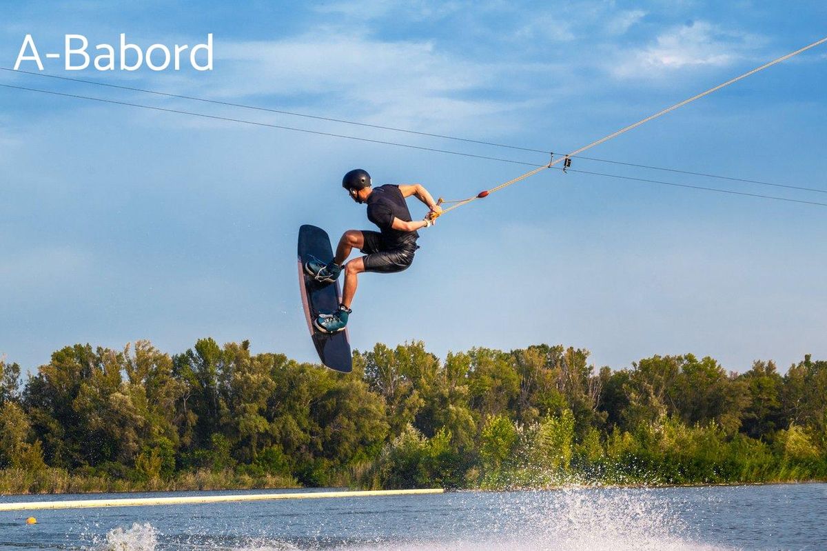 Saut spectaculaire : la stance influence équilibre et style en wakeboard. 🌊🏄‍♂️ #WakeboardTechniques