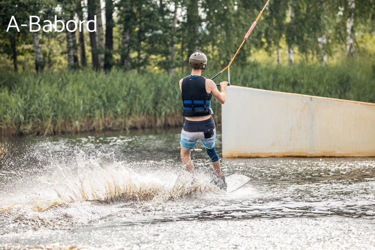 Sculptez votre style au fil des vagues pour un wakeboarding freestyle authentique.