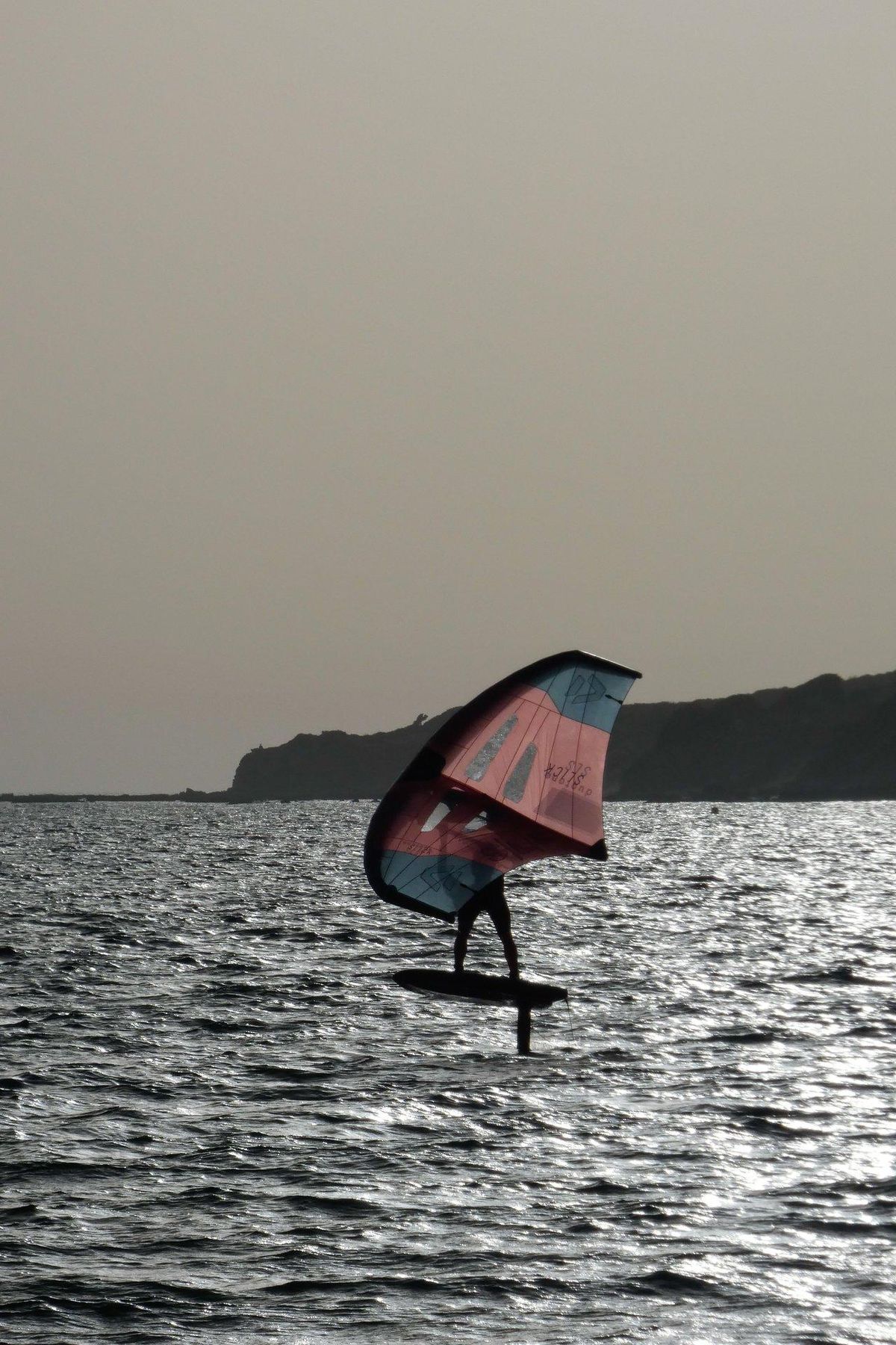 Séance de wingfoil coaching seaside avec un instructeur pour améliorer les techniques avancées.