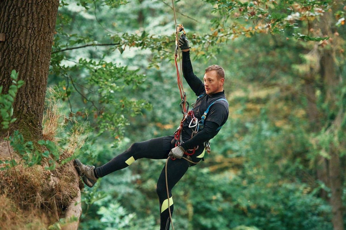 Sécurité en zip line forestière : équipement adapté et inspection pour une pratique sans vertige.