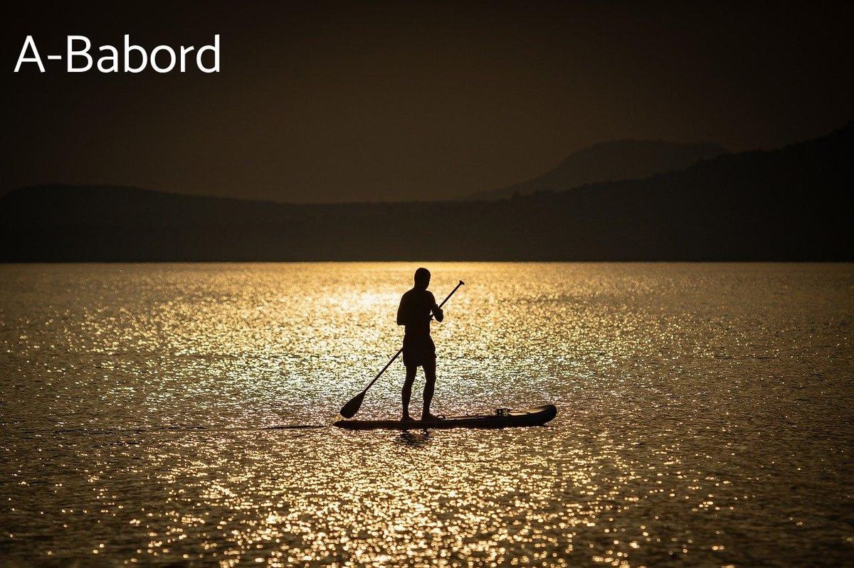 Sérénité dorée : équilibre et force sur un paddle au crépuscule.