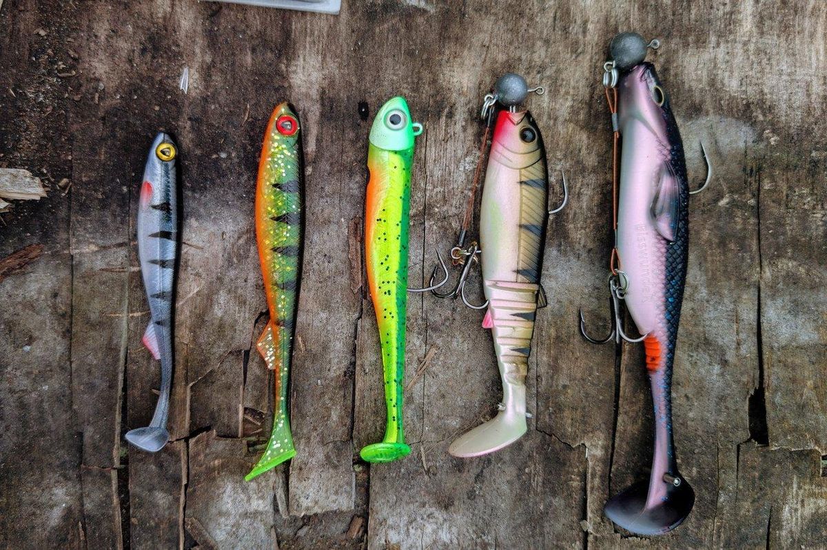 Set de leurres souples pour la pêche du sandre en rivière lente, idéal pour une pêche efficace.