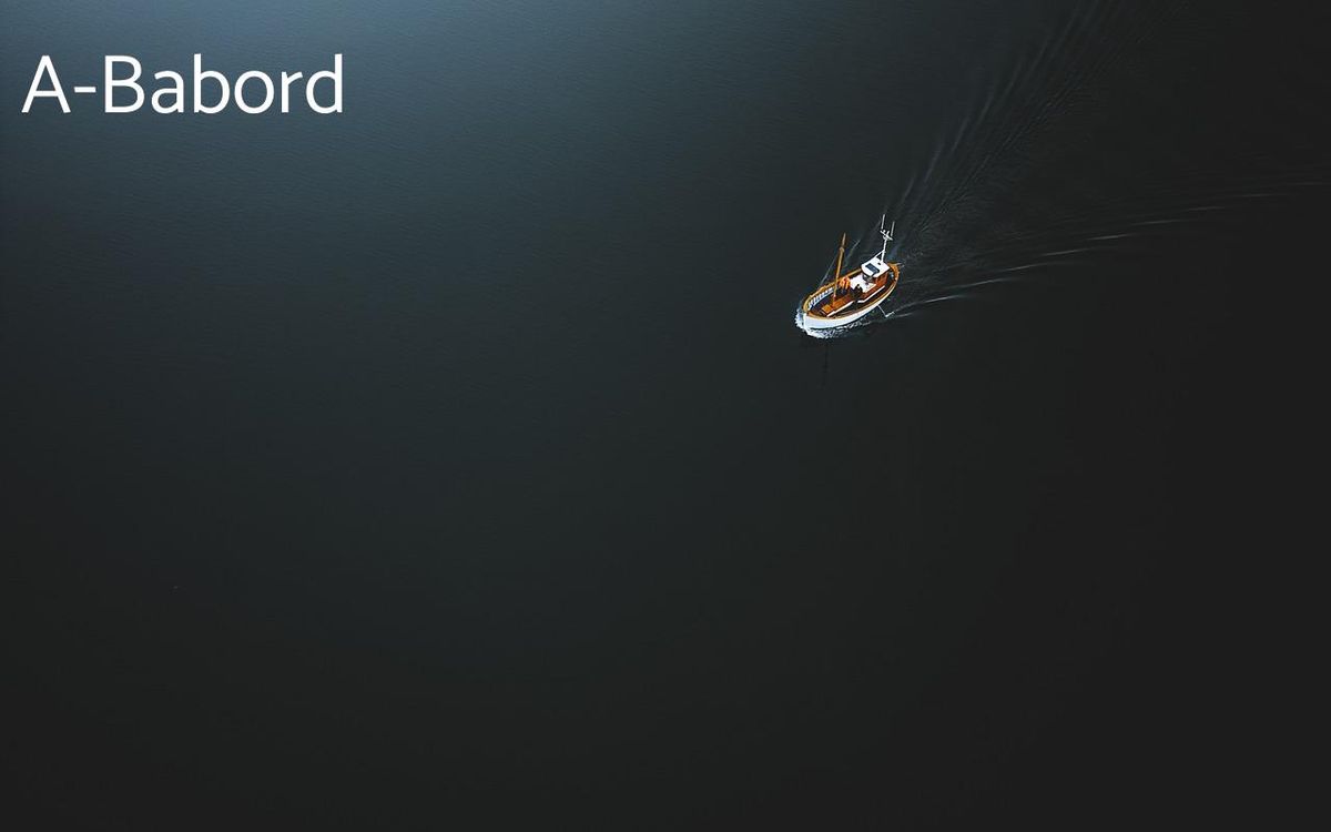 Solitude paisible d'un bateau sur l'eau, parfait pour l'évasion en hors-bord.