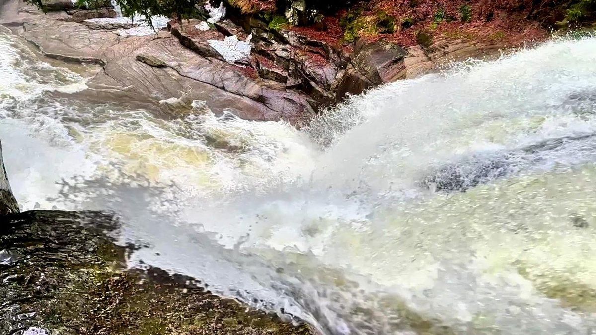 Sportif pratiquant le canyoning whitewater gorge au cœur des eaux vives et rochers des gorges d’Angon.