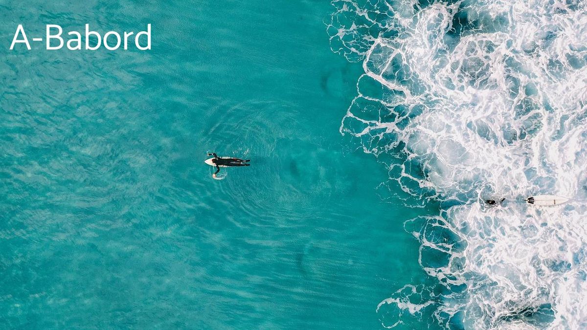 Surfeur affrontant les vagues, posture clé pour un équilibre parfait.