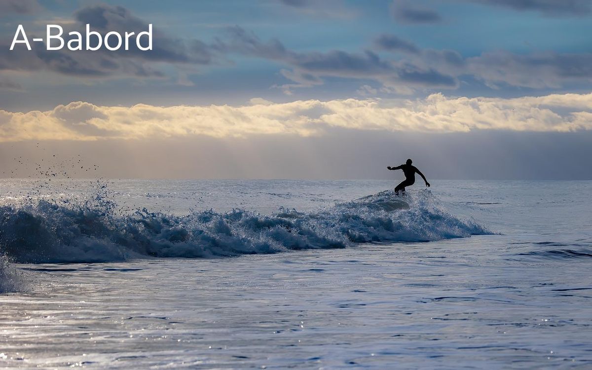 Surfeur affrontant l'océan, symbolisant l'appel des côtes européennes.