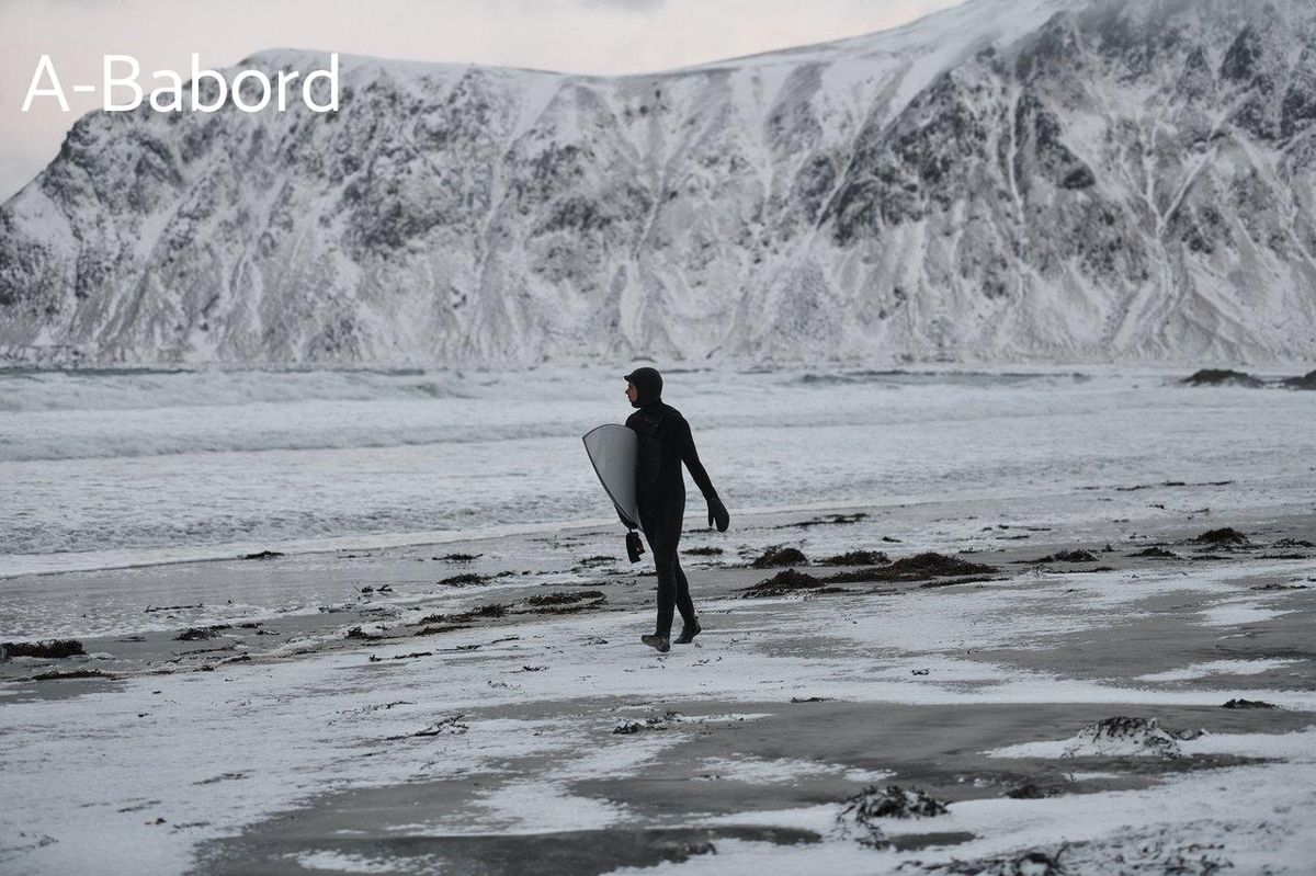 Surfeur audacieux face aux vagues glacées : défis et bienfaits surprenants au rendez-vous.