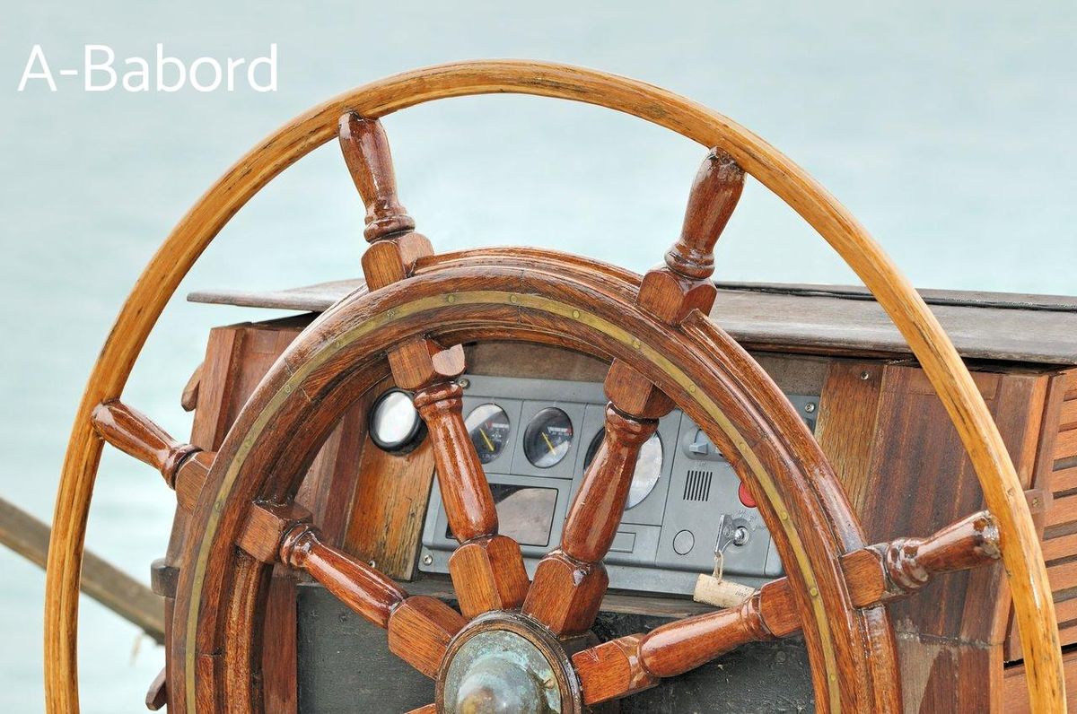 Tableau de bord de navigation pour bateau, essentiel pour une maîtrise précise en navigation marine.