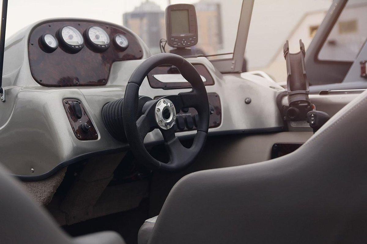 Tableau de bord de pêche en mer équipé d’électronique embarquée : sondeur, GPS, radar et AIS pour une navigation précise.