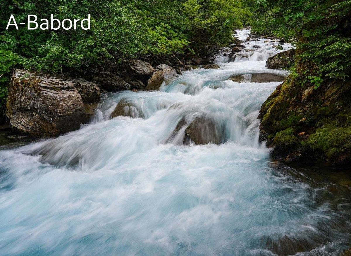Torrent sauvage du Yukon, idéal pour l’aviron dans une nature intacte et majestueuse.