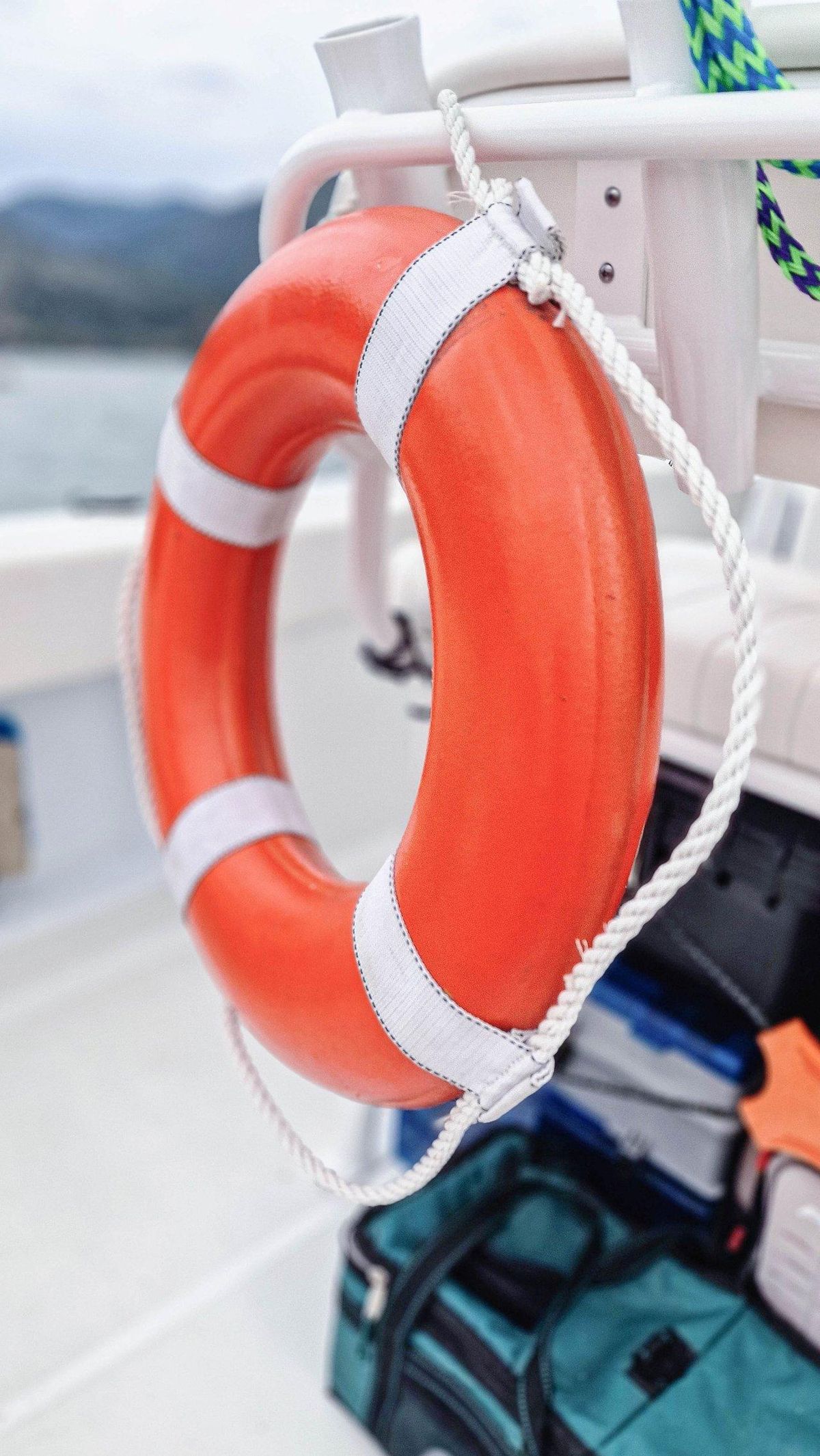 Un briefing sécurité en famille avant la sortie en bateau, enfants équipés de gilets adaptés, pour une aventure nautique en toute sécurité.