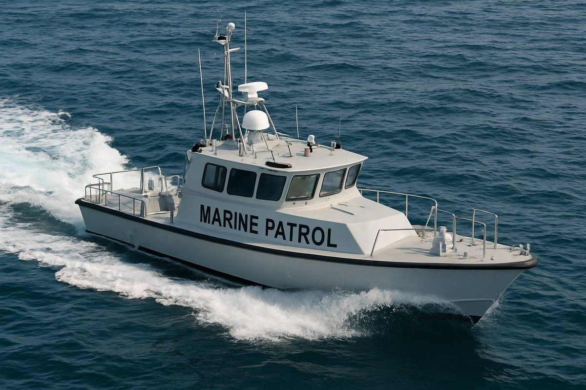 Un contrôle effectué par la marine sur un bateau de pêche amateur lors d'une patrouille maritime.