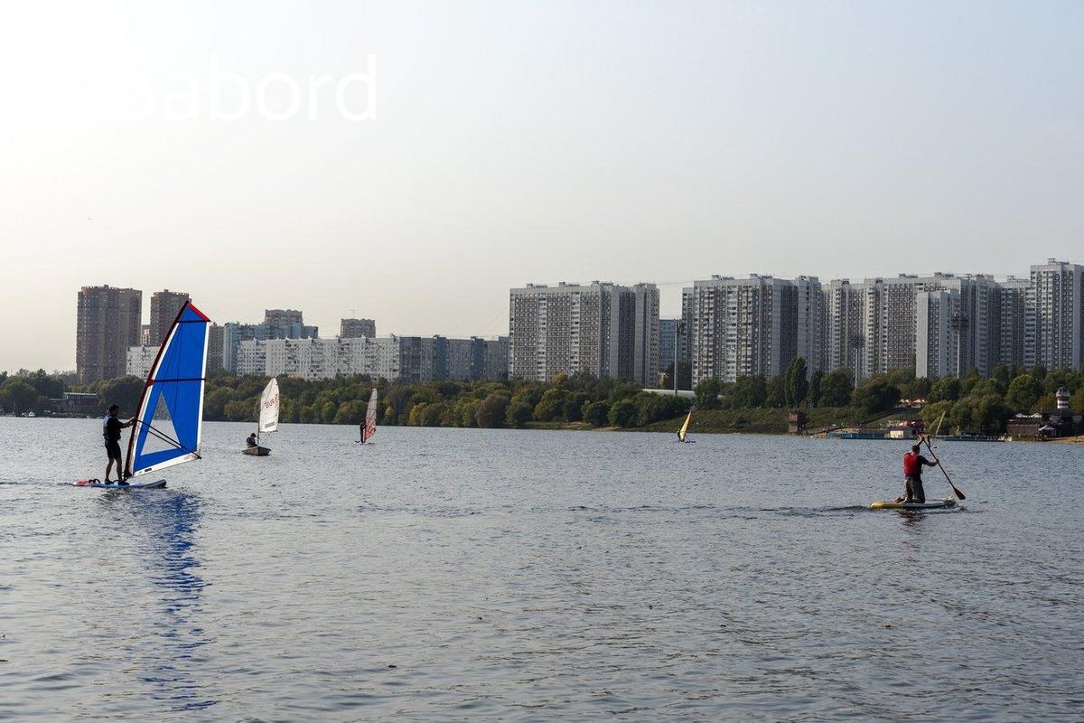 Un electric wakeboard urban lake avec wakefoil, symbolisant l'innovation technologique en 2023.