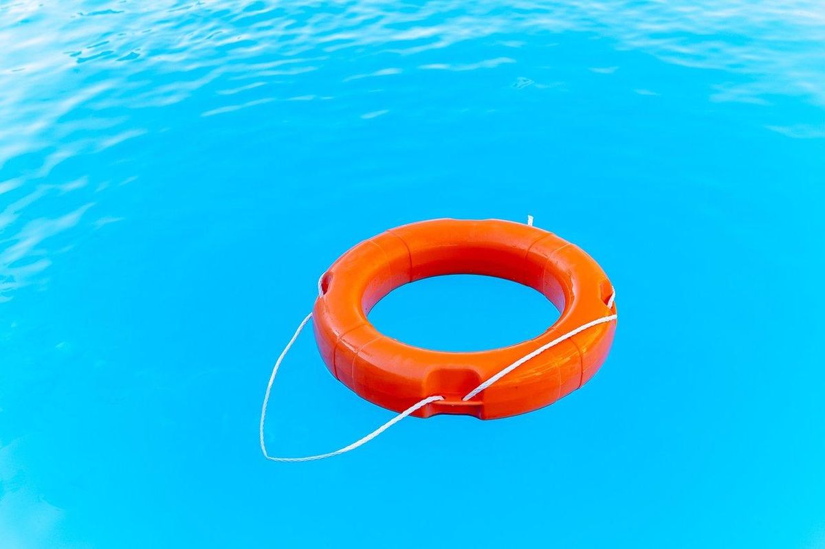 Un équipement de sauvetage aquatique orange vif en action pour assurer la sécurité au bord de l’eau.