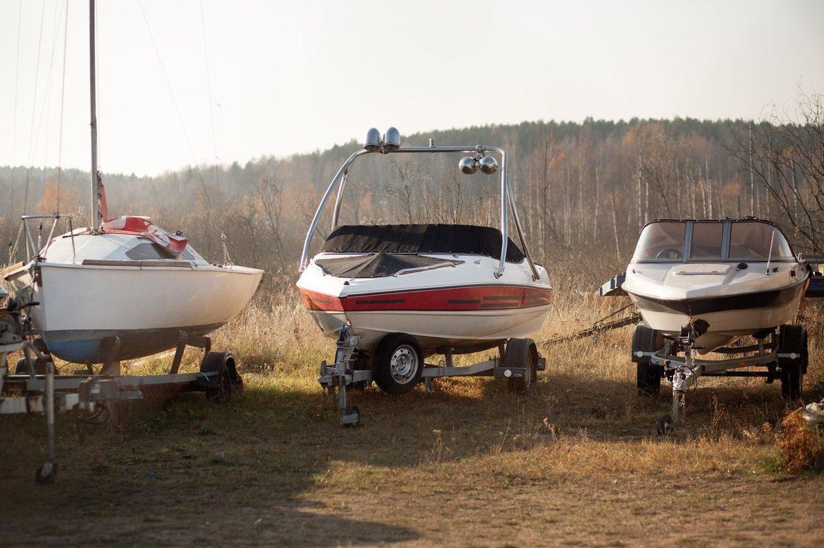 Un motorboat en cours de rinçage avec une application de maintenance pour prolonger sa durée de vie.