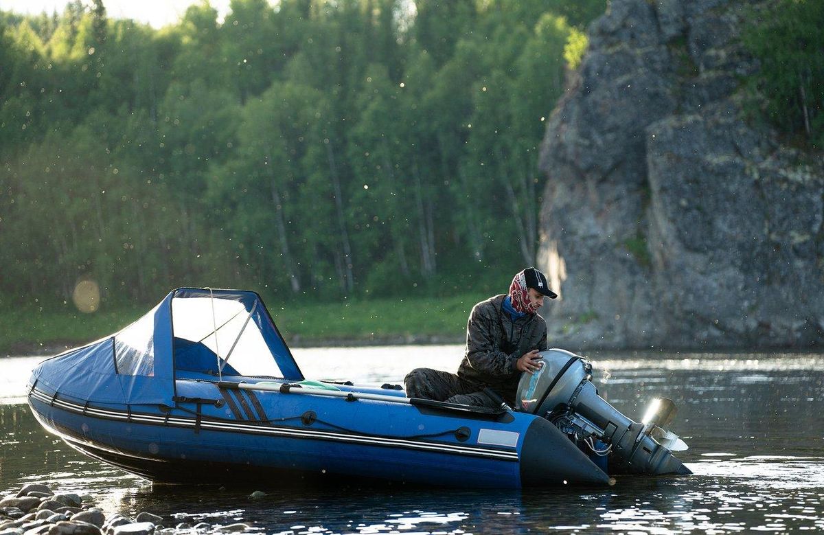 Un pêcheur utilisant un fishfinder moderne en mer pour repérer efficacement les zones poissonneuses.