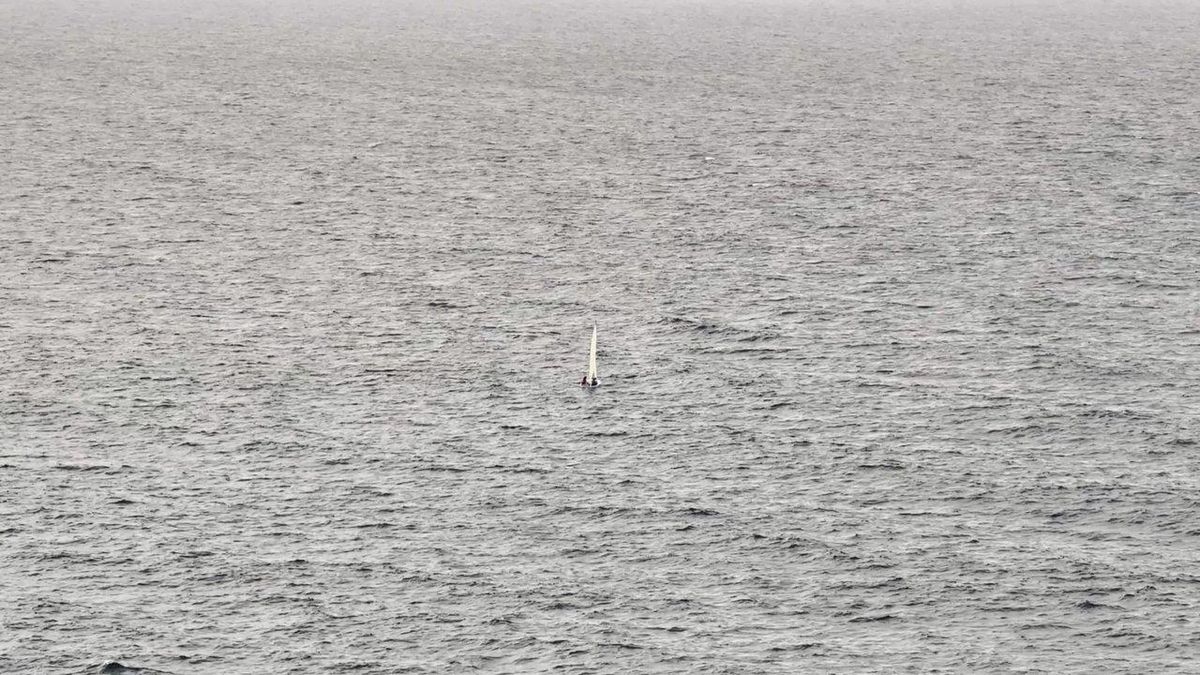 Un voilier en mer, ajustant sa technique pour compenser la dérive lors d’une pêche précise en pleine tranquillité.