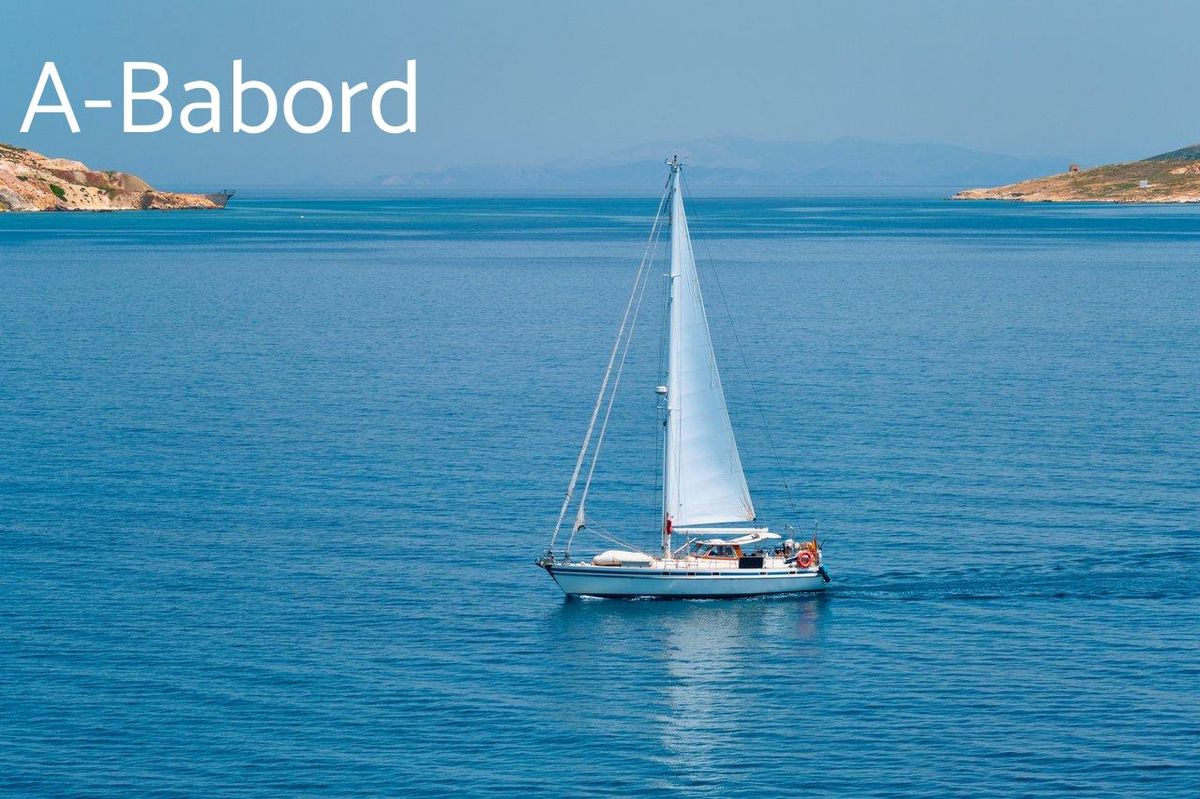 Un voilier traditionnel navigue dans la mer Égée entourée de falaises blanches et villages cycladiques.