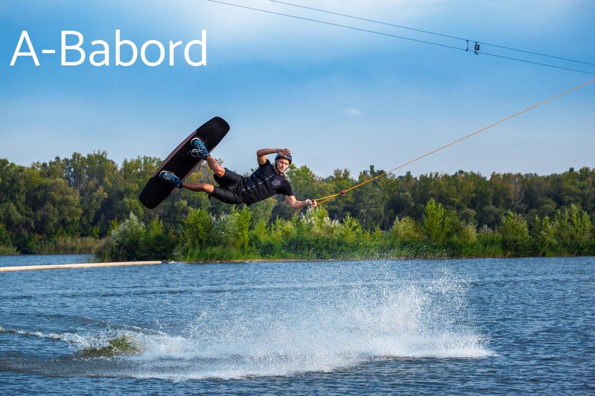 Un wakeboarder concentré en plein saut, illustrant l'importance du mental dans la réussite sportive.