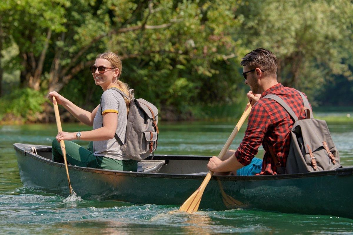 Une équipe de canoë navigue sur la rivière Bonaventure, au cœur de la wilderness québécoise.