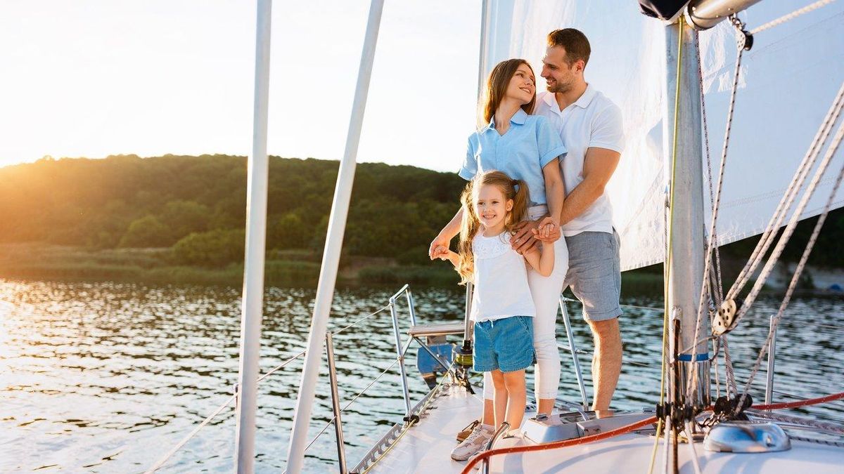 Une famille heureuse naviguant en toute sécurité sur un catamaran stable lors d'une aventure en famille en mer.
