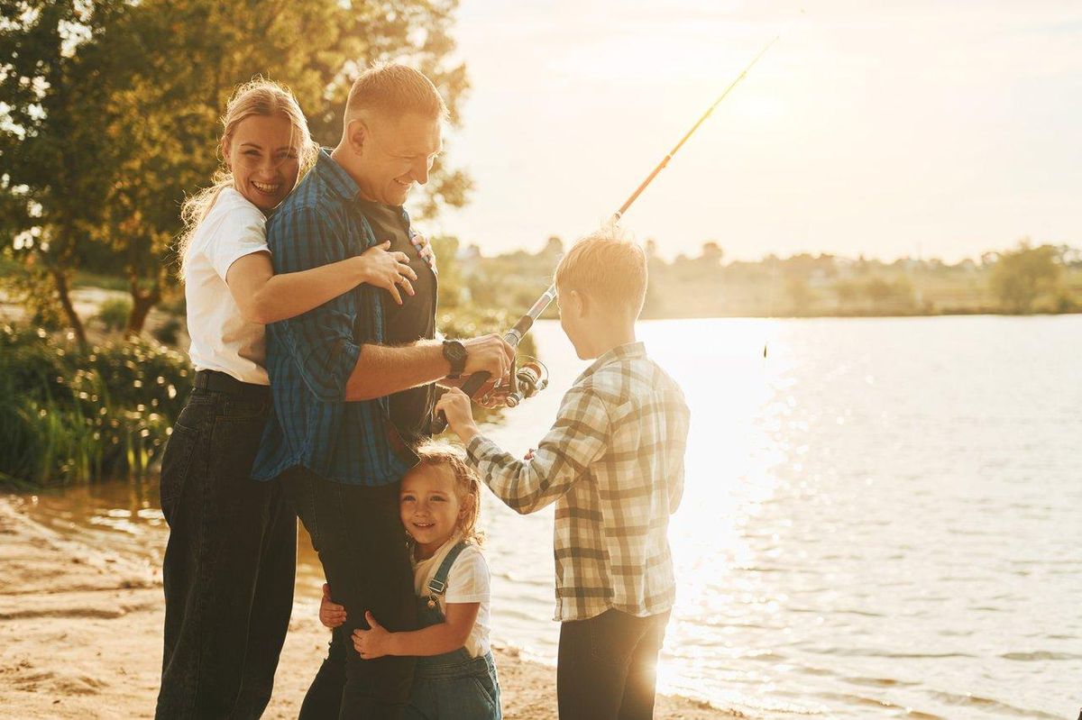 Une sortie de family fishing trip en famille au bord d’un étang calme, idéale pour partager un moment convivial.