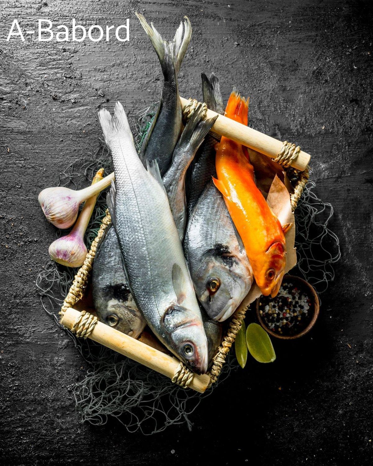 Une variété de poissons méditerranéens frais, idéale pour la pêche ou la cuisine, présentée sur une table de pêcheur.