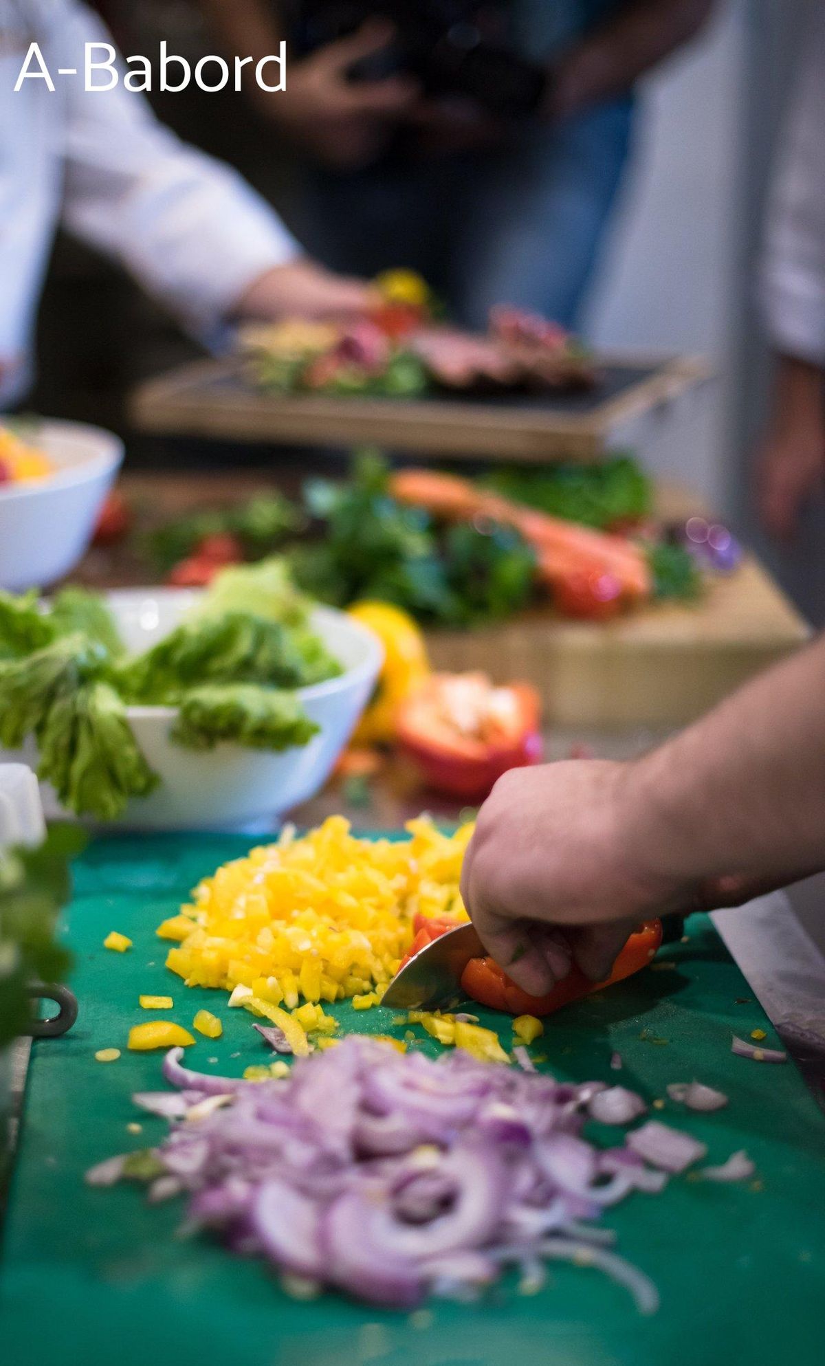 Une vue d'une cuisine à bord d’un voilier, idéale pour la sailboat galley cooking.
