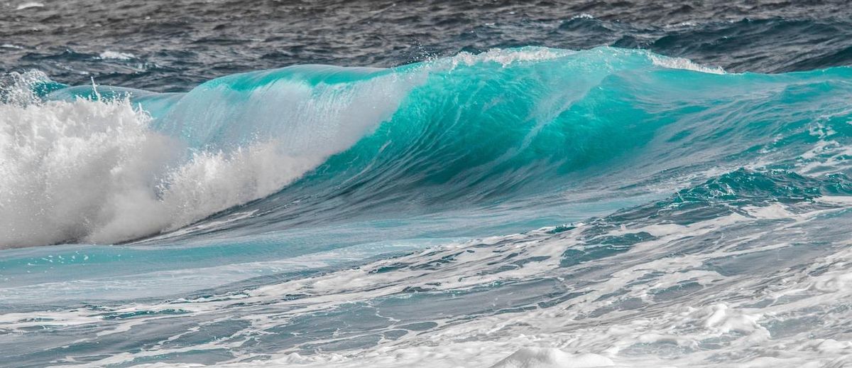 Vagues turquoise déferlantes : le rêve des surfeurs en quête de sensations classiques.