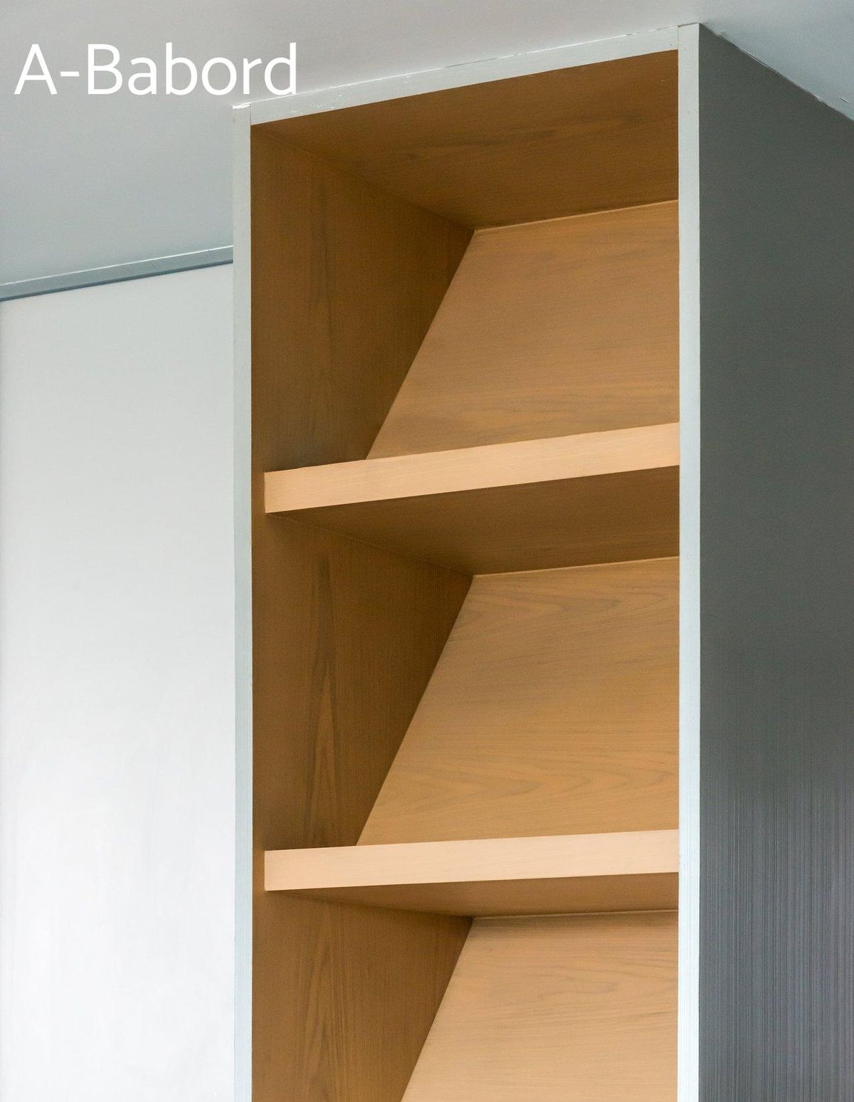 Vue détaillée d’un intérieur de voilier moderne avec des solutions de rangement ingénieuses pour optimiser l’espace.