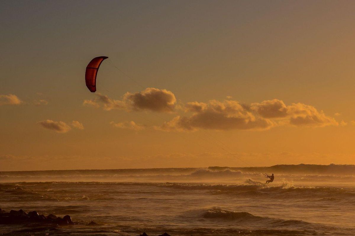 Vue panoramique de la plage de Fuerteventura, un spot idéal pour le kitesurf et les sports nautiques.