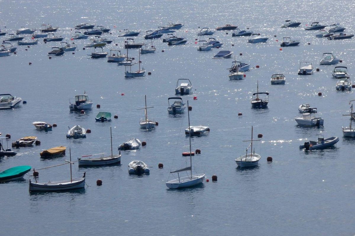 Vue panoramique de Villefranche-sur-Mer, un spot idéal pour la pêche en automne avec eaux calmes et rochers.