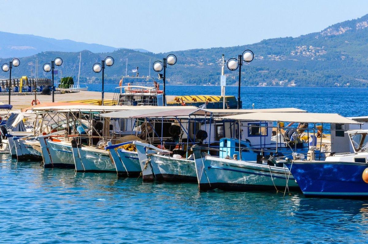 Vue panoramique du port des Saintes Maries de la Mer avec des fishing boats harbor panorama avant une compétition de pêche.