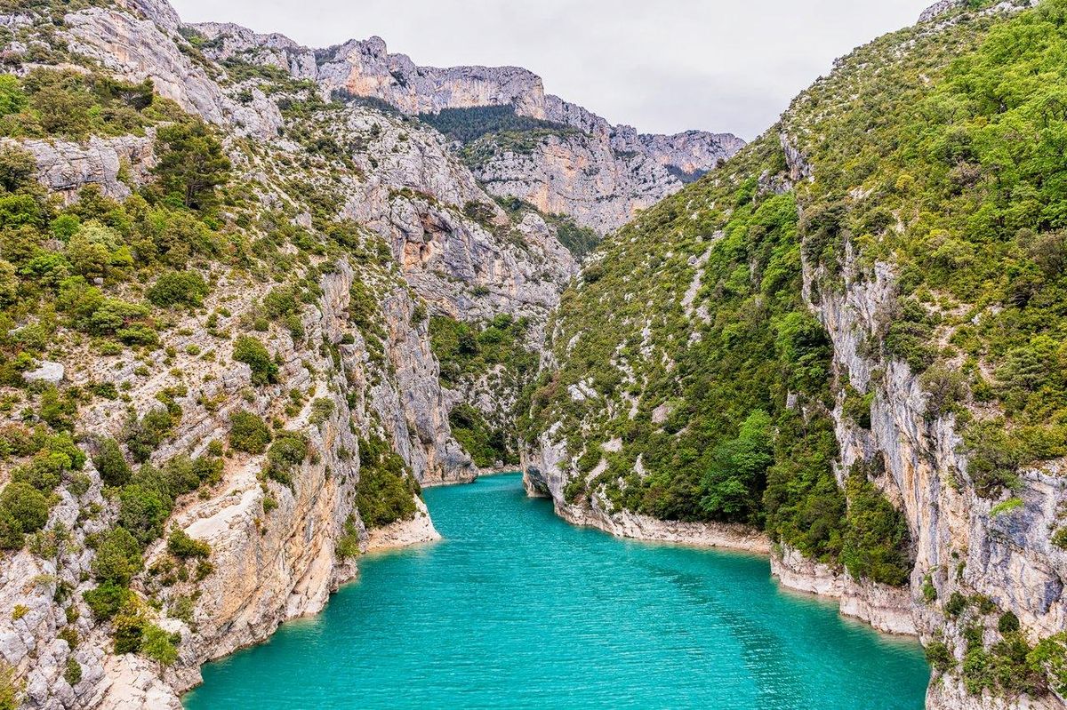 Vue panoramique du Verdon River en rafting dans les Gorges du Verdon, un paysage naturel préservé en Provence.