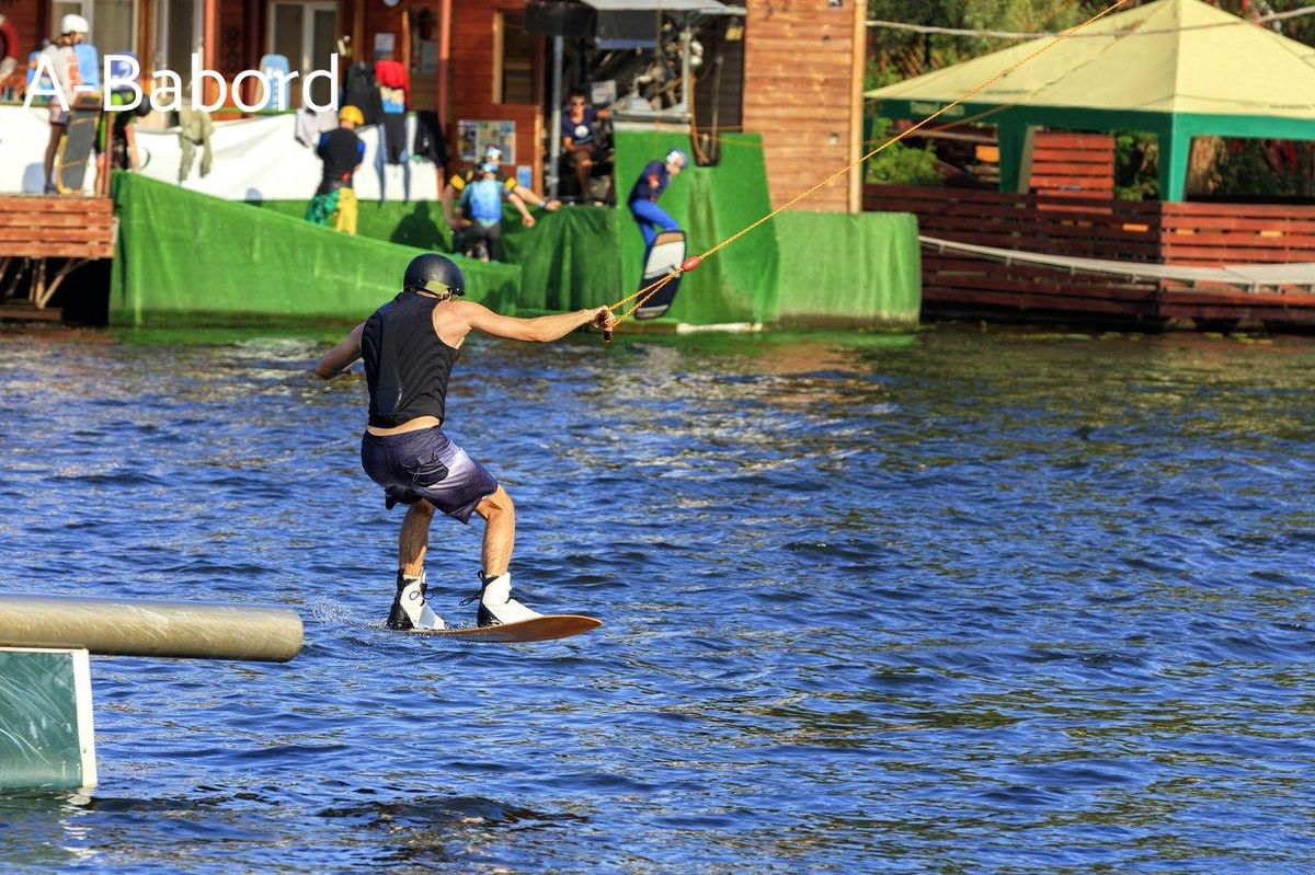 Wake park en action : liberté, accessibilité et adrénaline sans bateau.