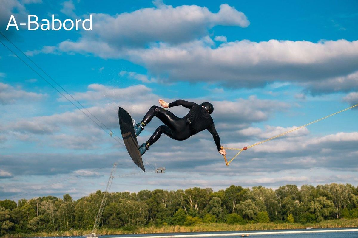 Wakeboard audacieux sous les nuages; adoptez des pratiques éco-responsables pour préserver l'eau.