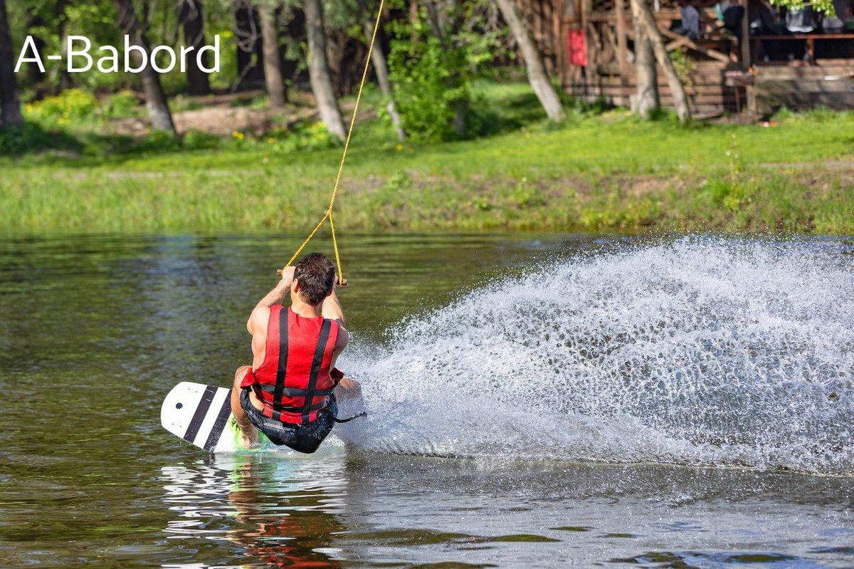 Wakeboard en action, inspiré par le dynamisme du Red Bull Wake Open !