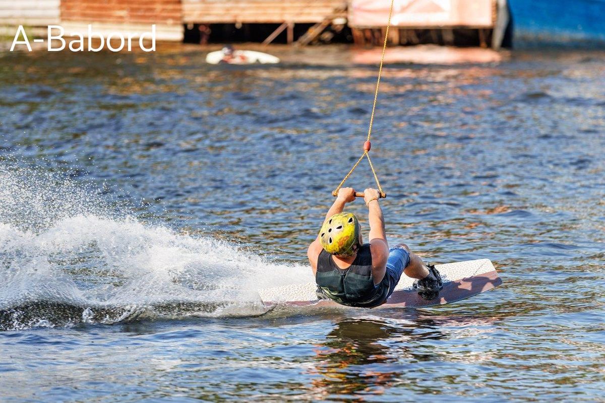 Wakeboard en action : l'hydrodynamique au cœur de la performance sur l'eau.